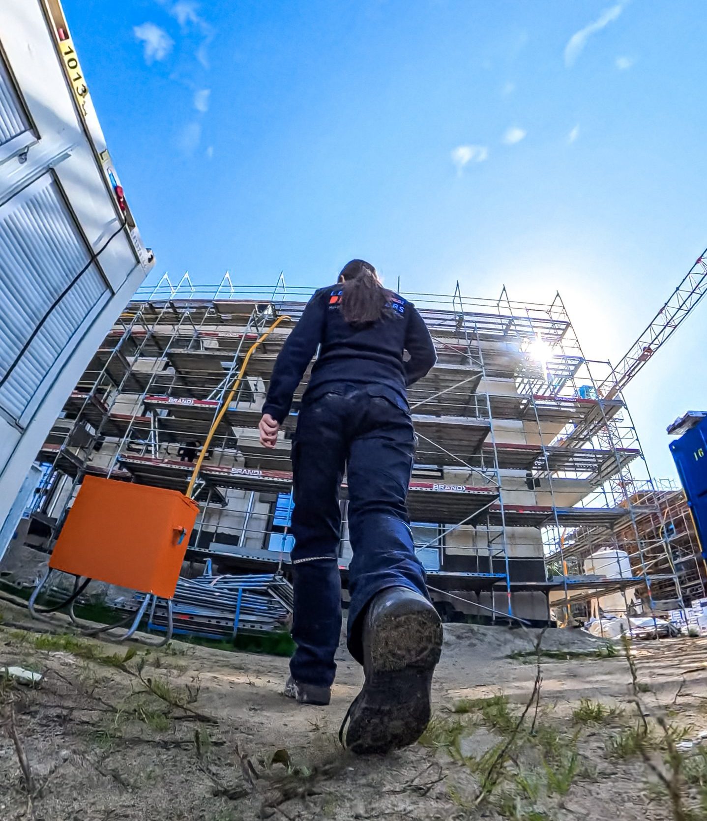 Handwerkerin auf einer Grossbaustelle
