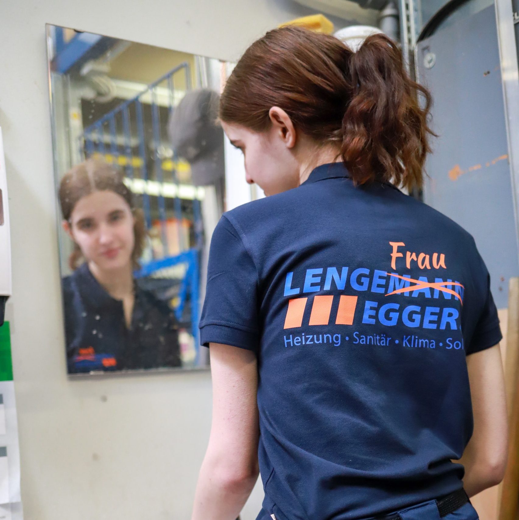 Handwerkerin schaut in den Spiegel